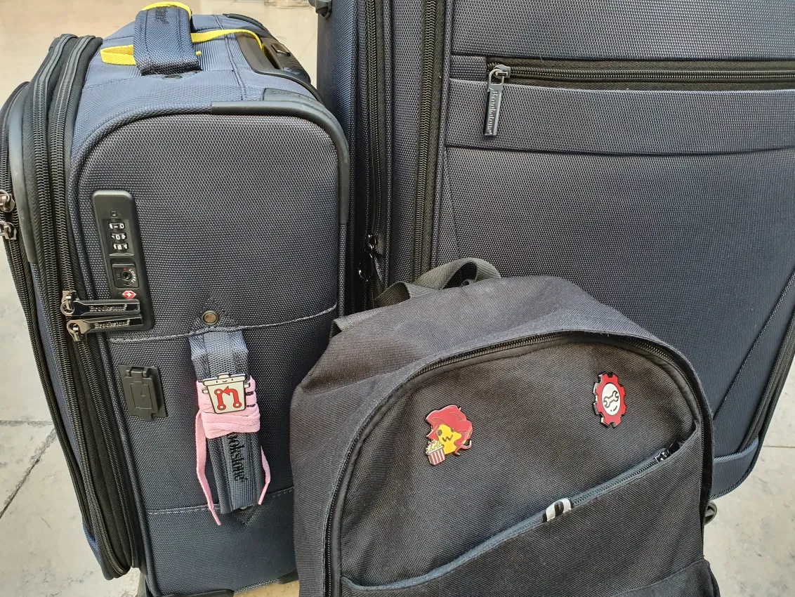 Red-DiscordBot following me online and offline.